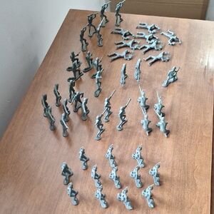 Green Plastic Army Men Toy Figures Set - Pack of Mini Soldiers